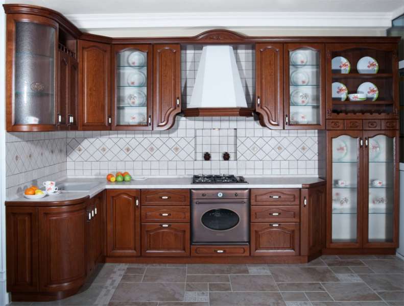 Tủ bếp gỗ kiểu góc kết hợp cửa kính trang trí