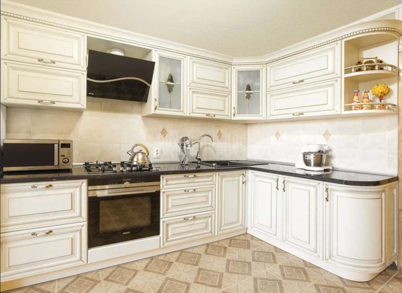 Tủ gỗ bếp tân cổ điển sơn trắng kiểu dáng thanh lịch